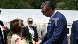 Vučić i Davkova u manastiru